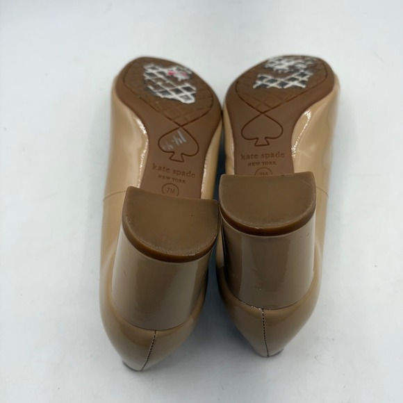 Kate Spade New York Beige Patent Leather Bow Block Heel Pumps Size 7M - Picture 9 of 9